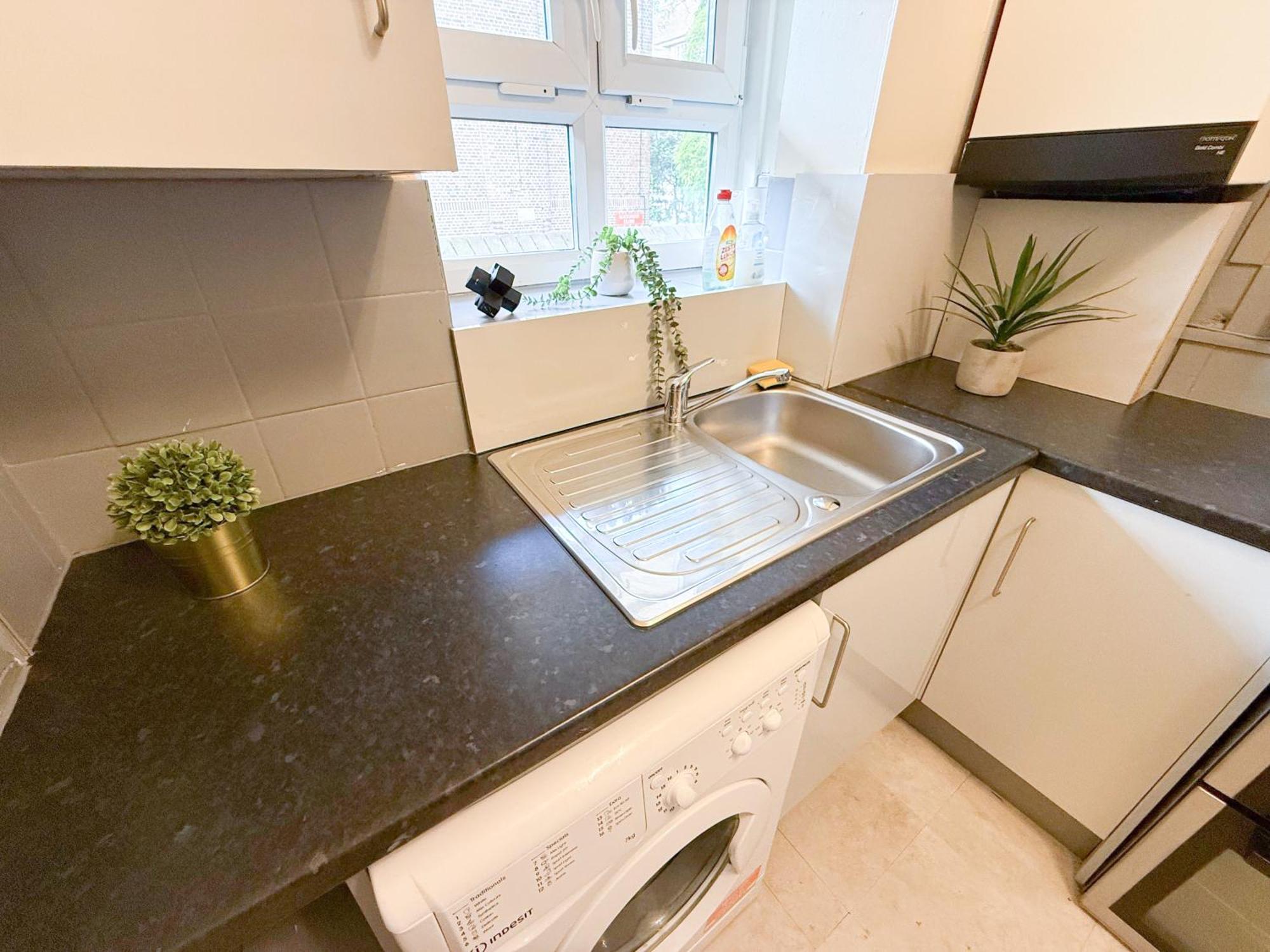 Like 2-bedroom Flat With Free Wi-fi In White City, Hammersmith, Shepherds Bush *
