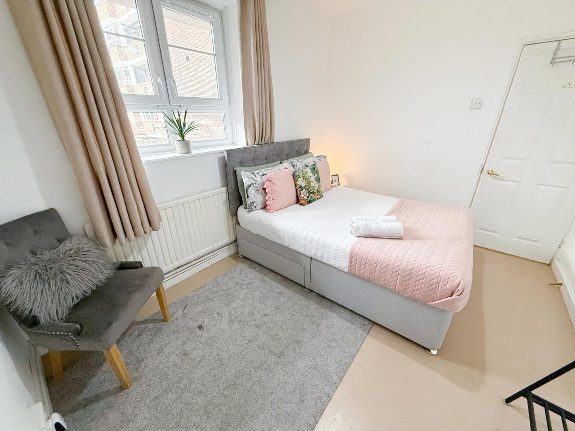 Like 2-bedroom Flat With Free Wi-fi In White City, Hammersmith, Shepherds Bush Londen